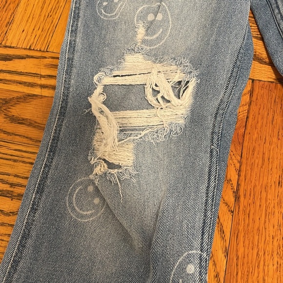 Hollister Ultra High-Rise “Smiley Face” Mom Jean - Picture 5 of 10